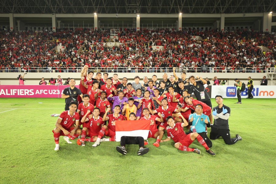 Timnas U-23 berfoto usai menang 2-0 lawan Turkmenistan di Manahan. Foto: pssi.org