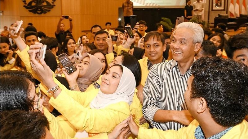 Bakal calon presiden Ganjar Pranowo berfoto dengan mahasiswa FISIP Universitas Indonesia. Foto Instagram @ganjar_pranowo.