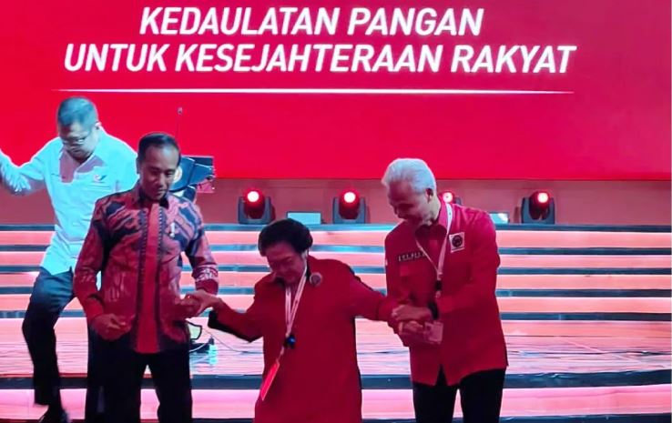 Presiden Jokowi (kiri), Ketua Umum PDI-P Megawati Soekarnoputri (tengah), dan bacapres PDI-P Ganjar Pranowo (kanan) dalam Rakernas PDI-P ke VI di JCC, Kemayoran, Jakarta Pusat, Jumat (29/9). Foto Instagram @ganjar_pranowo.