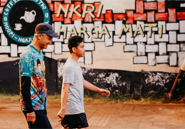 Gubernur Jawa Tengah Ganjar Pranowo (kanan) bersama Wali Kota Surakarta Gibran Rakabuming Raka (kiri). Foto Instagram @ganjar_pranowo.