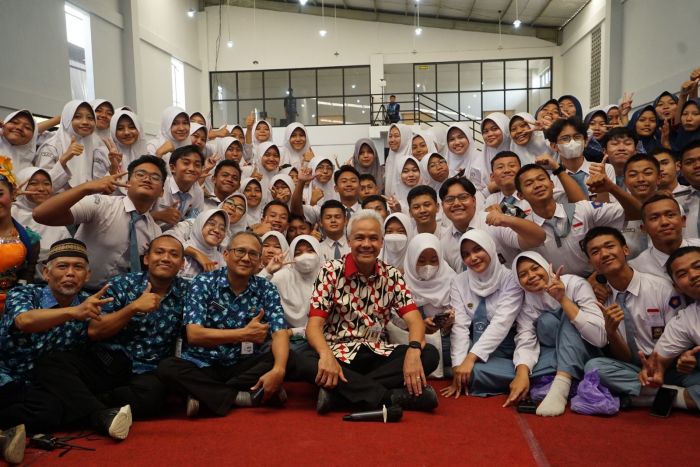 Gubernur Jawa Tengah Ganjar Pranowo berfoto bersama siswa dan siswi SMK Negeri 1 Lumbir. Foto istimewa.