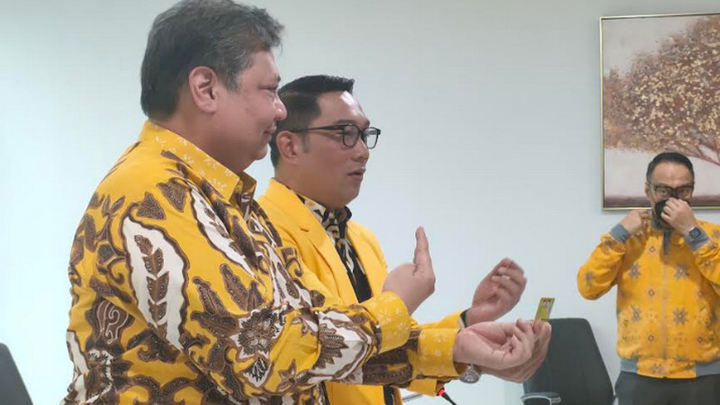Gubernur Jawa Barat (Jabar) Ridwan Kamil alias Kang Emil bersama Ketua Umum DPP Partai Golkar, Airlangga Hartarto, menunjukkan kartu tanda anggota (KTA) Kang Emil usai resmi menjadi kader Partai Golkar di Jakarta, Rabu (18/1/2023). Alinea.id/Marselinus Gual