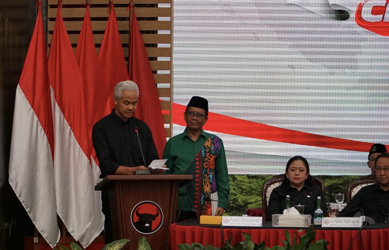 Bacapres Ganjar Pranowo (kiri), didampingi bacawapres Mahfud MD (kanan), memberikan sambutan dalam acara penetapan cawapres di Kantor DPP PDI-P, Jalan Dipenogoro, Menteng, Jakarta Pusat, Selasa  (18/10). Alinea.id.