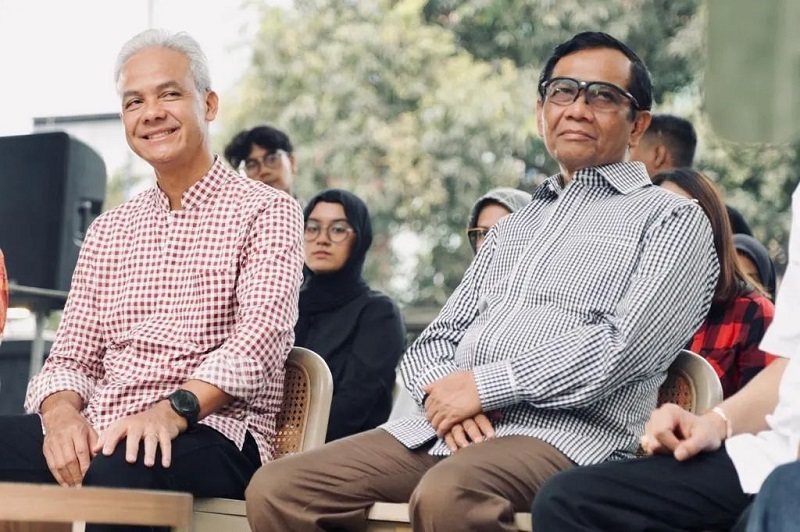 Bacapres Ganjar Pranowo (kiri) dan bacawapres Mahfud MD nongkrong bersama milenial dan gen Z di kawasan Blok M, Jakarta, Oktober 2023. Foto Instagram @mohmahfudmd.
