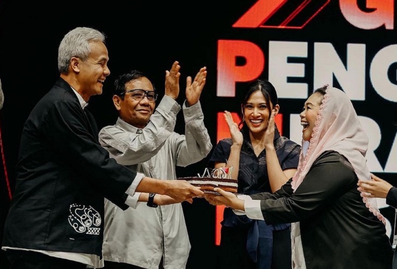 Ketua Barikade Gus Dur, Yenny Wahid (kanan) memberikan kejutan kue ulang tahun untuk bakal calon presiden (bacapres) Ganjar Pranowo (kanan). /Foto Instagram @yennywahid