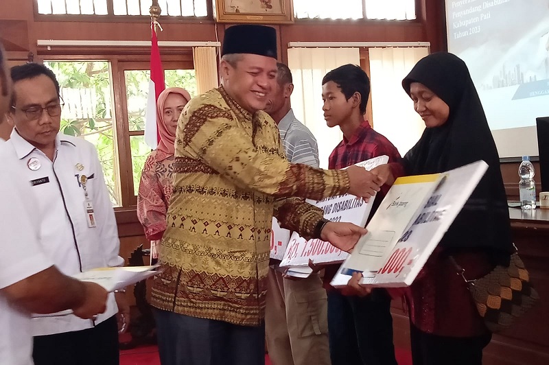 Santunan kepada ratusan disabilitas di Ruang Pragolo Setda Kabupaten Pati oleh Dinsos P3AKB, Rabu (10/10/2023). Foto istitmewa