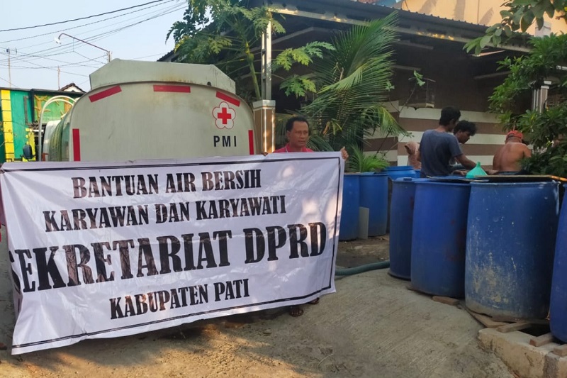 Sekretariat Dewan Perwakilan Rakyat Daerah (DPRD) Kabupaten Pati mengirim bantuan air bersih ke Desa Tambahmulyo Kecamatan Jakenan, Rabu (11/10/2023). Foto istimewa