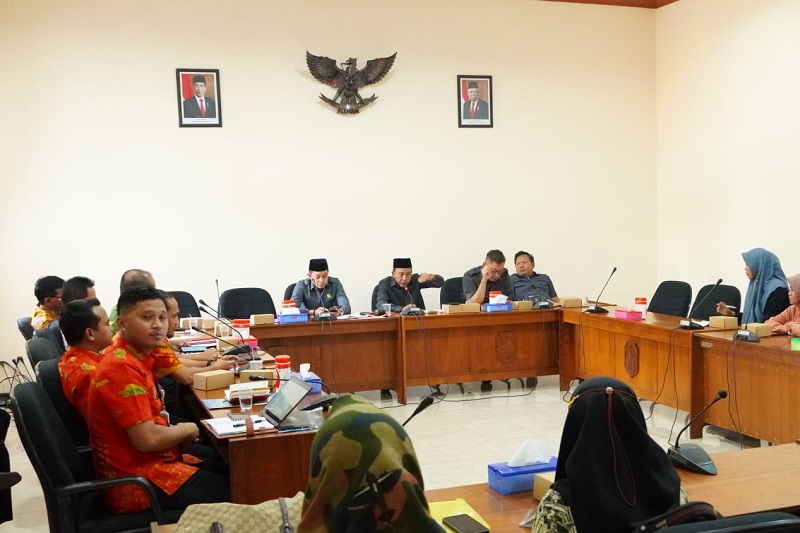 Puluhan PTT nontenaga pendidikan saat mereka melakukan audiensi di DPRD Kabupaten Pati belum lama ini. Foto istimewa