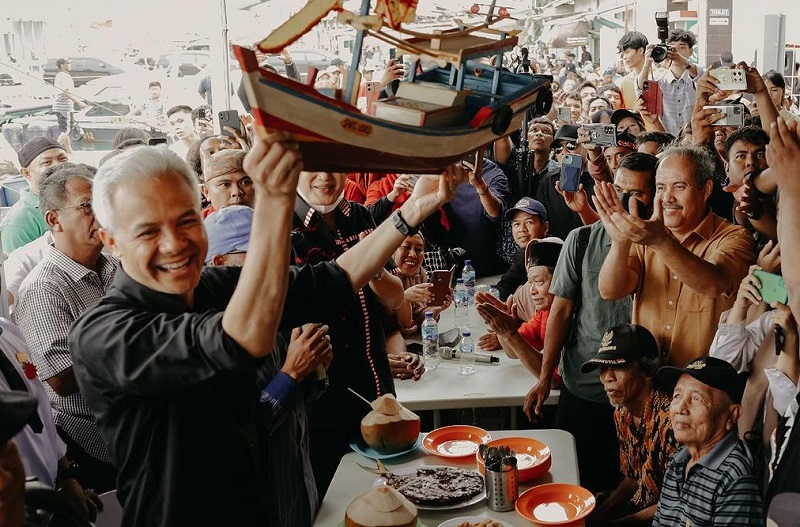 Bakal calon presiden Ganjar Pranowo dalam salah satu momen sosialisasi di Lempasing, Lampung, Oktober 2023. /Foto Instagram @ganjar_pranowo