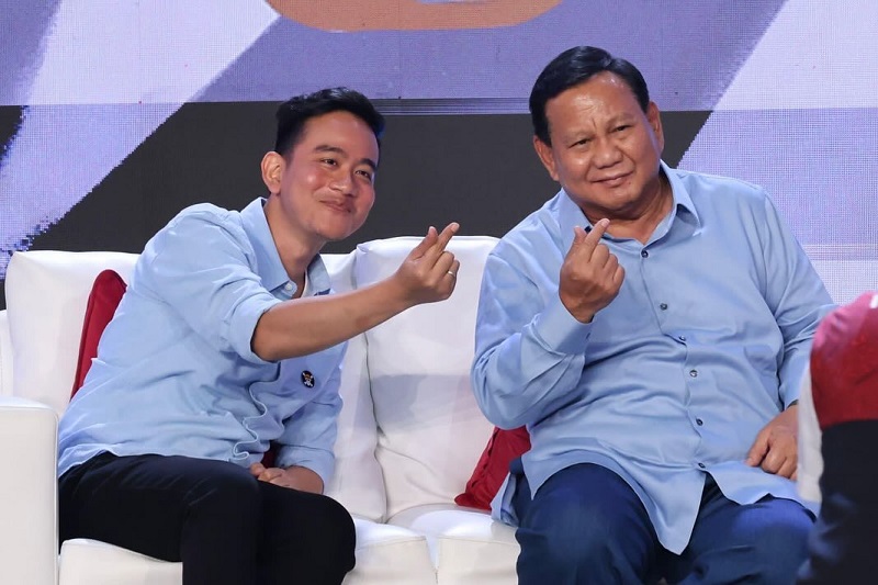 Cawapres Gibran Rakabuming Raka (kiri) bersama capres Prabowo Subianto (kanan) saat menghadiri HUT ke-13 Mata Najwa di Jakarta, November 2023. Foto Instagram @prabowo.