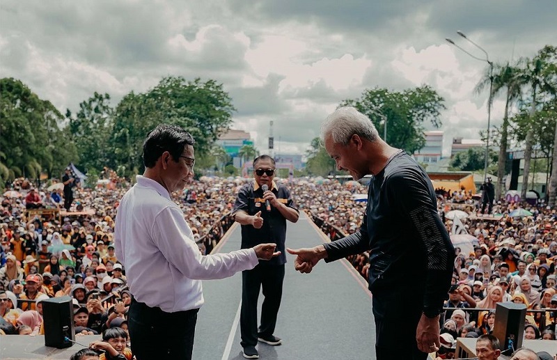 Pasangan capres-cawapres nomor urut 3, Ganjar Pranowo-Mahfud MD dalam salah satu momen kampanye, November 2023. Foto Instagram @ganjar_pranowo.