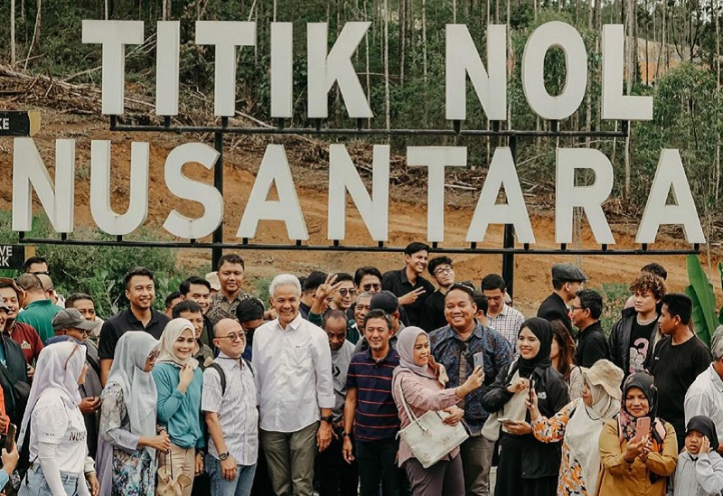 Calon presiden Ganjar Pranowo berfoto bersama warga setempat di titik nol ibu kota Nusantara (IKN), Kalimantan Timur, Desember 2023. Foto Instagram @ganjar_pranowo.