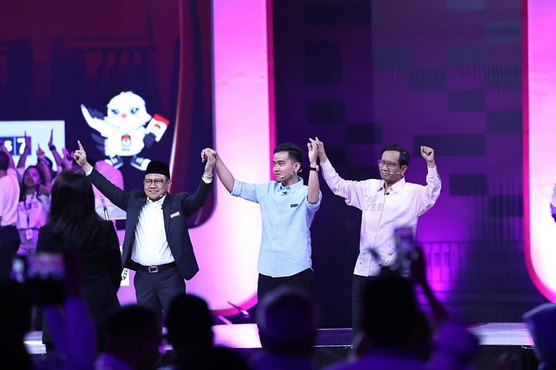 Cawapres Gibran Rakabuming Raka, Mahfud MD, dan Muhaimin Iskandar bergandengan tangan usai adu gagasan dalam debat kedua Pilpres 2024 di JCC, Senayan, Jakarta Pusat, Jumat (22/12). Foto Instagram @prabowo
