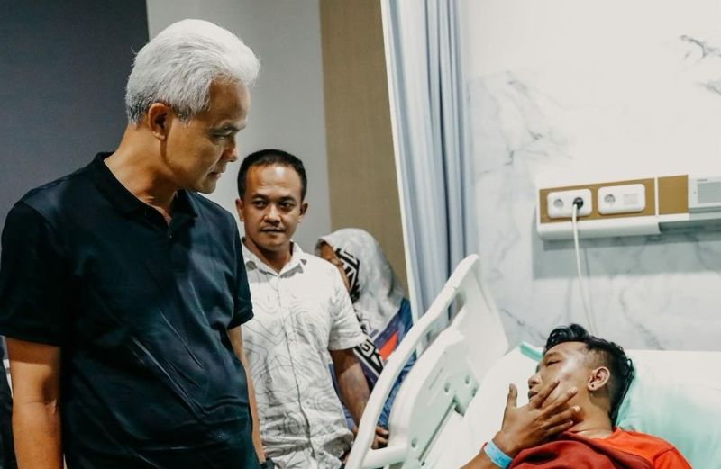 Capres nomor urut 3 Ganjar Pranowo menjenguk salah seorang relawan yang dirawat akibat pengdi RSUD Pandan Arang, Boyolali, Jawa Tengah, Senin (1/1/2024). Foto Instagram Ganjar Pranowo/@ganjar_pranowo.
