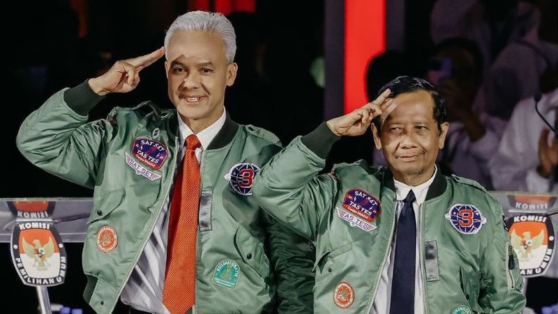 Calon presiden nomor urut 3, Ganjar Pranowo (kiri) dan calon wakil presiden Mahfud MD (kanan) di sela-sela debat ketiga Pilpres 2024, Minggu (7/1). Foto Instagram @ganjar_pranowo.