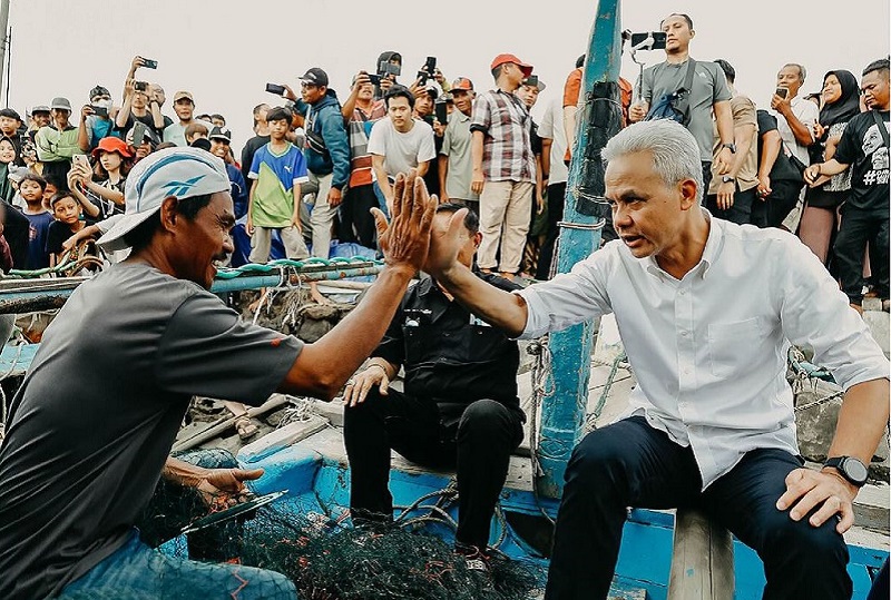 Calon presiden nomor urut 3 Ganjar Pranowo mengunjungi desa nelayan di Sawojajar, Brebes, Jawa Tengah, Januari 2024. Foto Instagram @ganjar_pranowo.