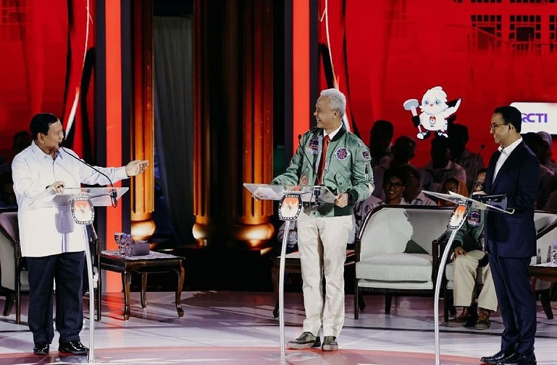 Calon presiden Prabowo Subianto (kiri), Ganjar Pranowo (tengah), dan Anies Baswedan (kanan) beradu gagasan di debat ketiga Pilpres 2024 di Istora Senayan, Jakarta, Ahad (7/1). Foto Instagram @ganjar_pranowo.