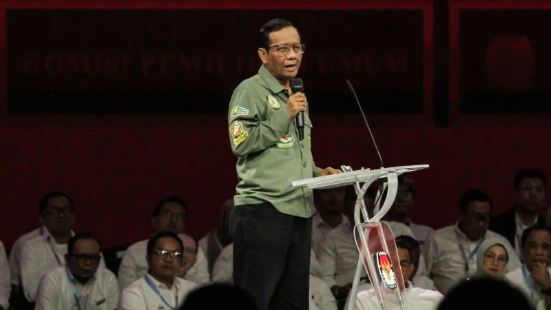 Cawapres nomor urut 3 Mahfud MD menyampaikan gagasannya dalam debat ke-4 Pilpres 2024 di Jakarta Convention Center (JCC), Senayan, Jakarta, Minggu (21/1/2024). Debat Keempat Pilpres 2024 mengangkat tema terkait pembangunan berkelanjutan, sumber daya alam, lingkungan hidup, energi, pangan, agraria, masyarakat adat dan desa. Alinea.id/Faisal Adnan.