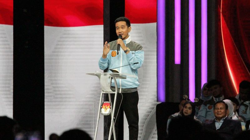 Calon wakil presiden (cawapres) nomor urut 02, Gibran Rakabuming Raka saat debat keempat di Jakarta Convention Center (JCC), Jakarta, Minggu (21/1/2024). Alinea.id/Faisal Adnan.