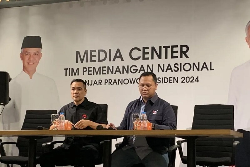Juru Bicara TPN Ganjar Presiden Chico Hakim (kiri) dan Tama S Langkun dalam jumpa pers di Jakarta, Senin (16/10/2023) (ANTARA/ Mario Sofia Nasution)