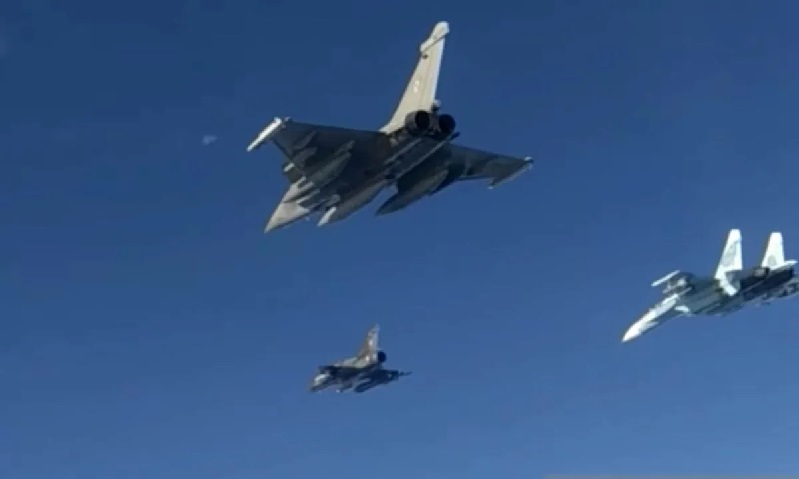 Gambar yang diambil dari video dan disiarkan oleh Kementerian Pertahanan Rusia, memperlihatkan dua pesawat perang Prancis Mirage 2000 dan Rafale dilacak oleh jet tempur Rusia Su-27 di ruang udara internasional di atas Laut Hitam, Kamis (9/12/2021). Video diambil tanggal 9 Desember 2021. (REUTERS/RUSSIAN DEFENCE MINISTRY)