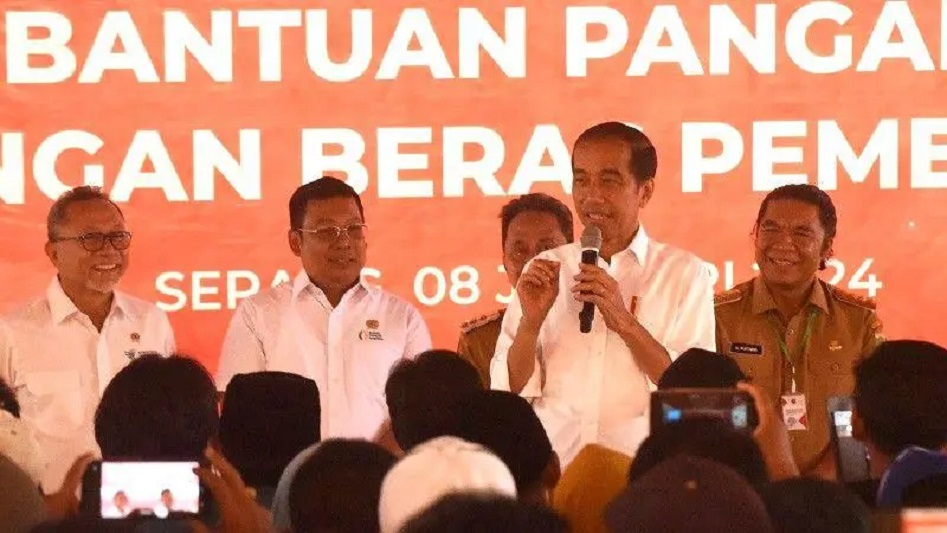 Presiden Joko Widodo (kedua kanan) bersama Menteri Perdagangan Zulkifli Hasan (kiri) dan Dirut Perum Bulog Bayu Krisnamurthi (kedua kiri) dan Pj Gubernur Banten Al Muktabar (kanan) berdialog dengan warga penerima manfaat saat meninjau penyaluran bantuan pangan beras di Serang, Banten, Senin (8/12/2024). Foto Antara