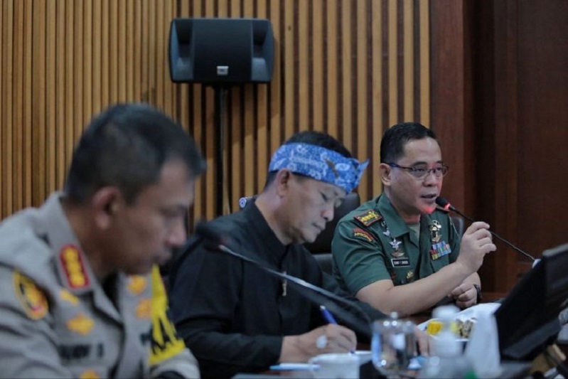 Plh Wali Kota Bandung, Ema Sumarna (tengah) saat memimpin Rapat Pleno Satgas Penanganan Darurat Sampah Kota Bandung di Balai Kota, Kamis 7 September 2023. Foto istimewa