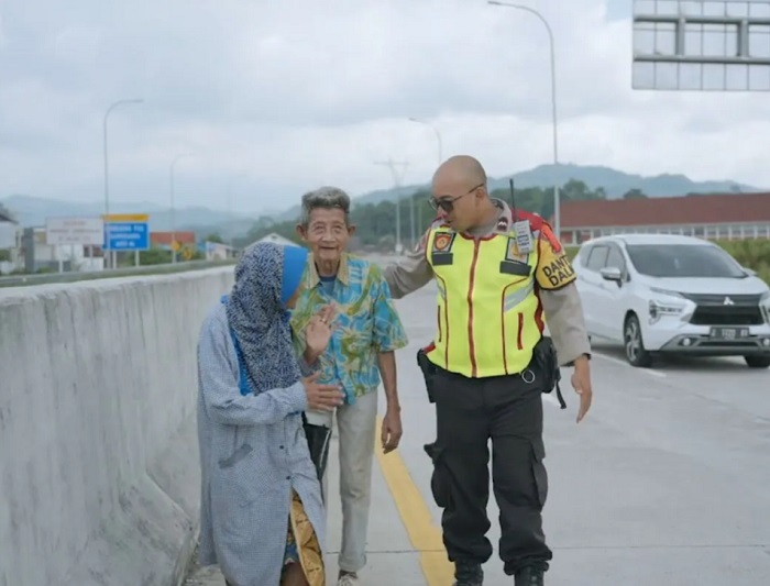 Sepasang Lansia nekat jalan kaki di Tol Cisumdawu Sumedang. Foto Antara