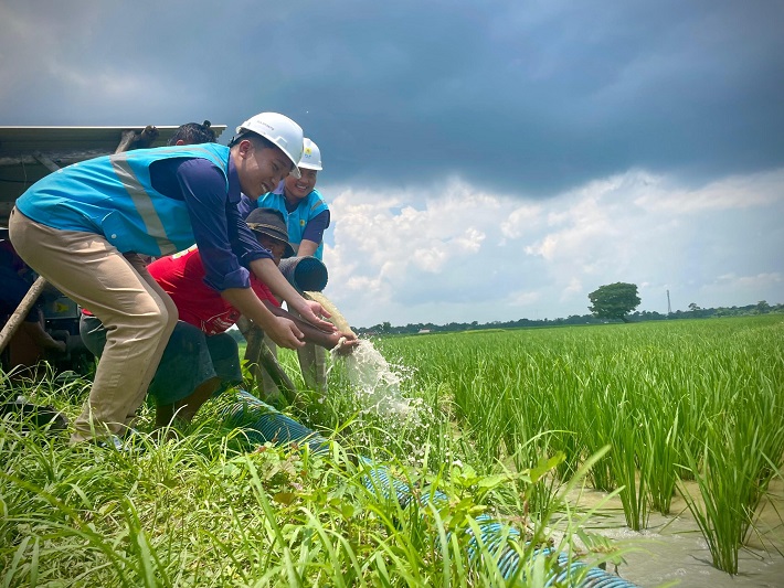 Petugas PLN bersama petani melakukan pengecekan debit air dari aliran pompa yang dialiri listrik PLN melalui program Electrifying Agriculture. Foto: PLN
