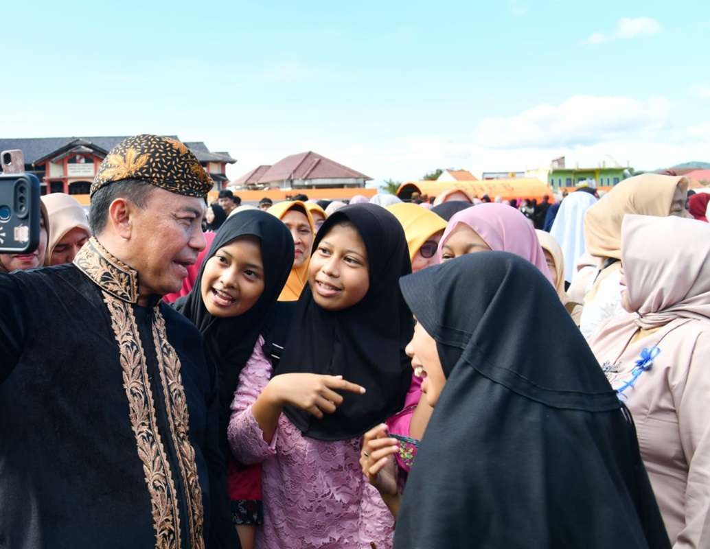 Sekda Jawa Barat Herman Suryatman pada acara di Stadion Mashud Wisnusaputra, Kuningan, Jumat (2/5/2025). Foto Pemprov Jawa Barat