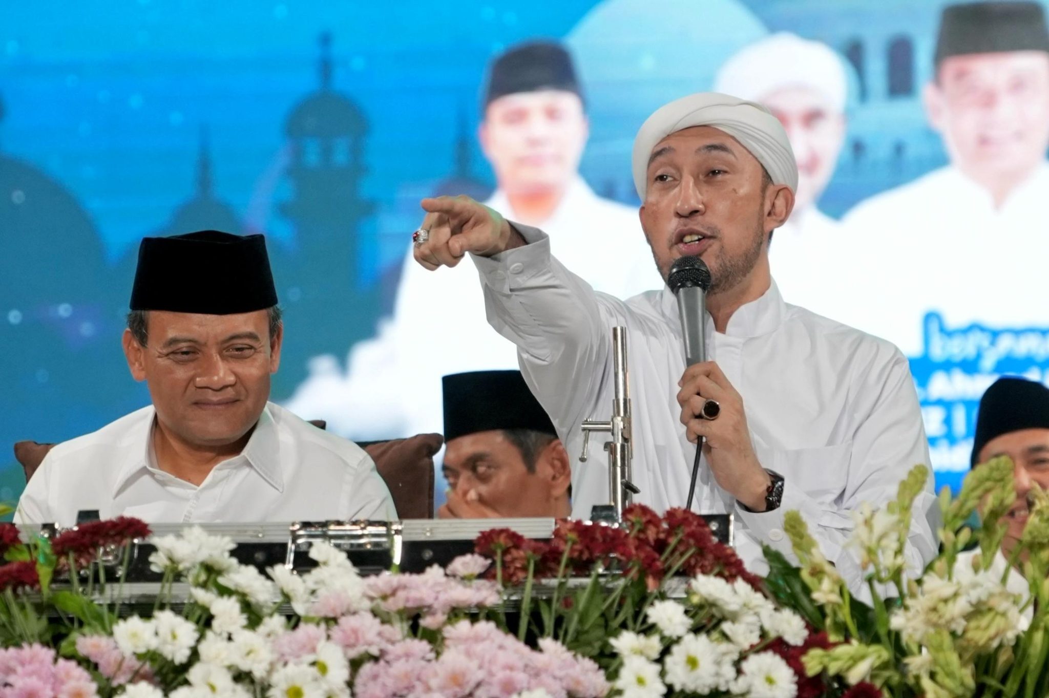 Jateng Bersholawat untuk peringati Hari Lahir Pancasila sekaligus merayakan 100 hari kerja Gubernur Jawa Tengah Ahmad Luthfi dan Wakil Gubernur Taj Yasin, yang berlangsung di halaman kantor gubernur di Semarang pada Minggu (1/6/2026) malam.