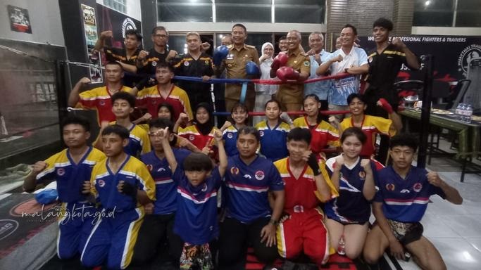 Wali Kota Malang Wahyu Hidayat bersama jajaran terkait foto bersama usai meninjau latihan atlet kickboxing. Foto Pemkot Malang