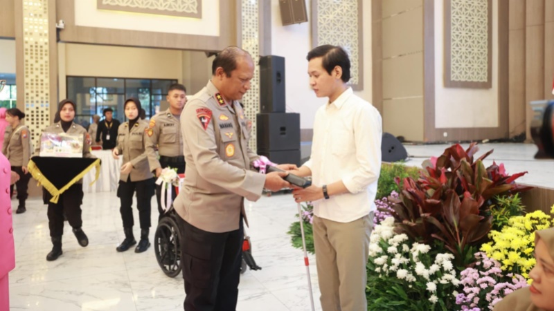 Kapolda Jati Beri Bantuan Kursi Roda dan Tongkat Penyandang Disabilitas Saat HUT Bhayangkara