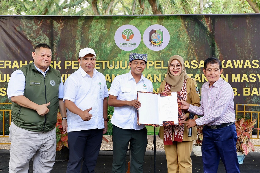Menhut Serahkan SK Pelepasan 152 Hektare Kawasan Hutan untuk Warga Dusun Pancer Banyuwangi