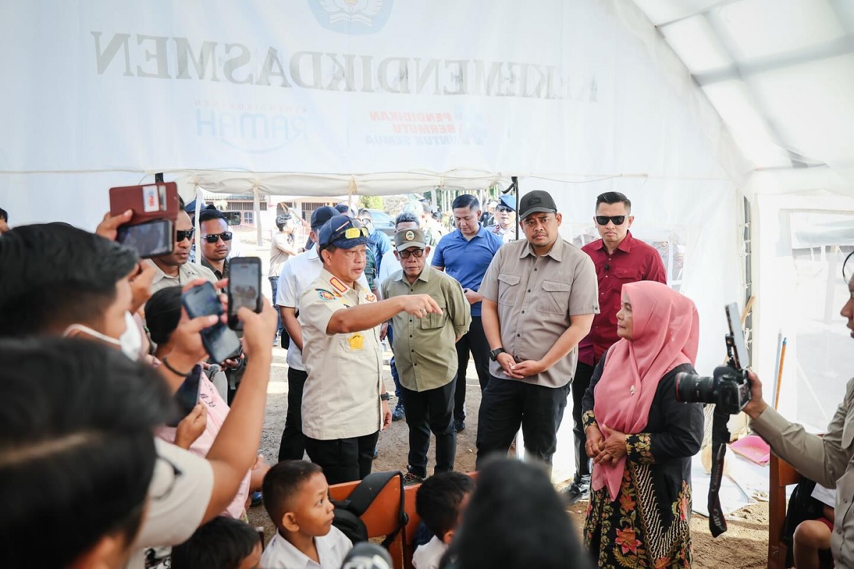 Kawal Pemulihan Sumatera, Ketua Satgas Tito Karnavian Naik Perahu dan Masuk Tenda Sekolah