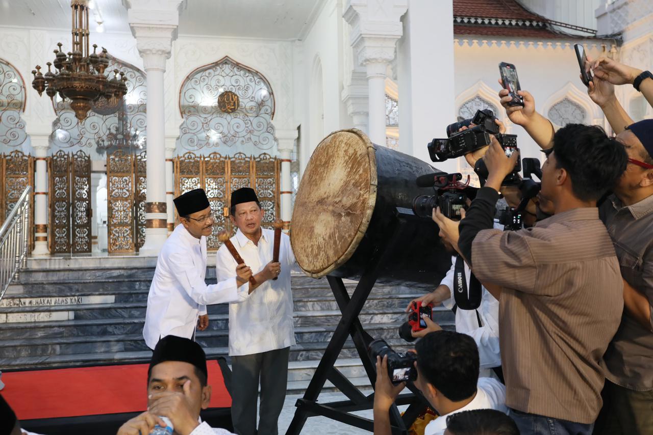 Tabuhan Bedug Kasatgas PRR Tito di Masjid Baiturrahman Iringi Percepatan Pemulihan Pascabencana